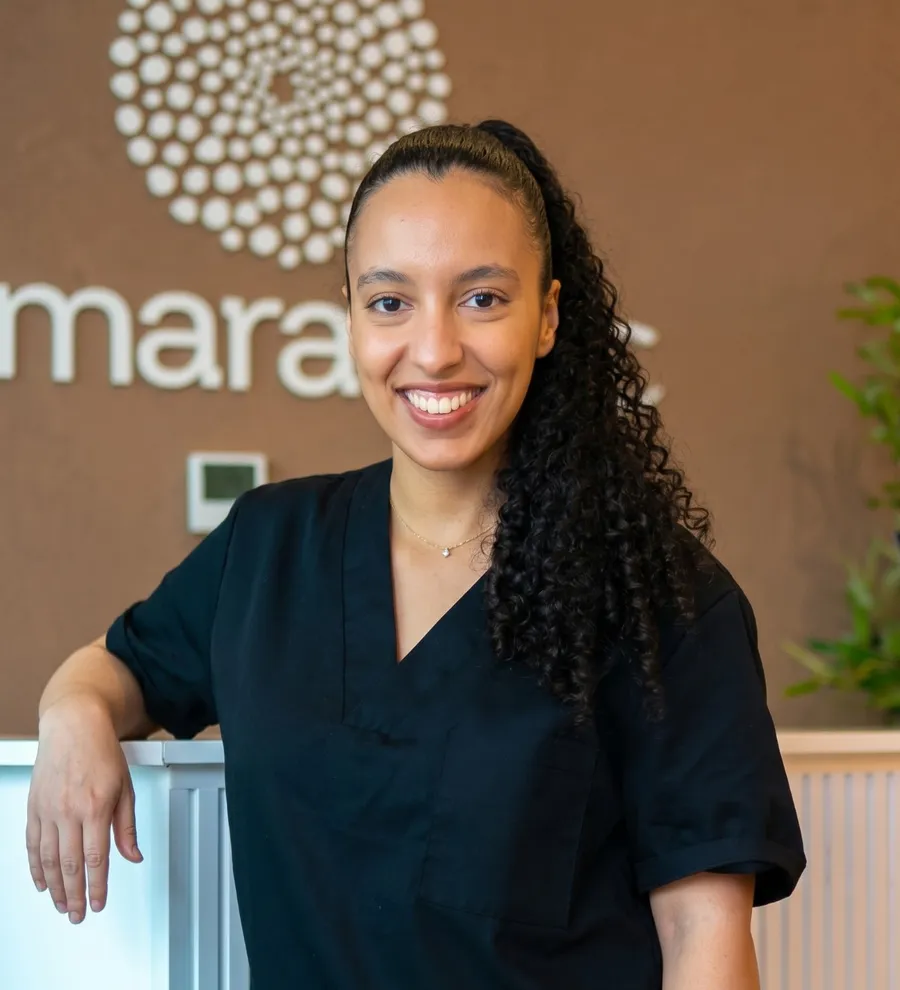 Enf. Joana Managem, enfermeira responsável pelas sessões de TMS, em retrato na receção da clínica